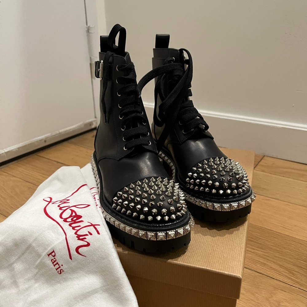 Christian Louboutin King St P Spikes Flat Calf Ingarassato